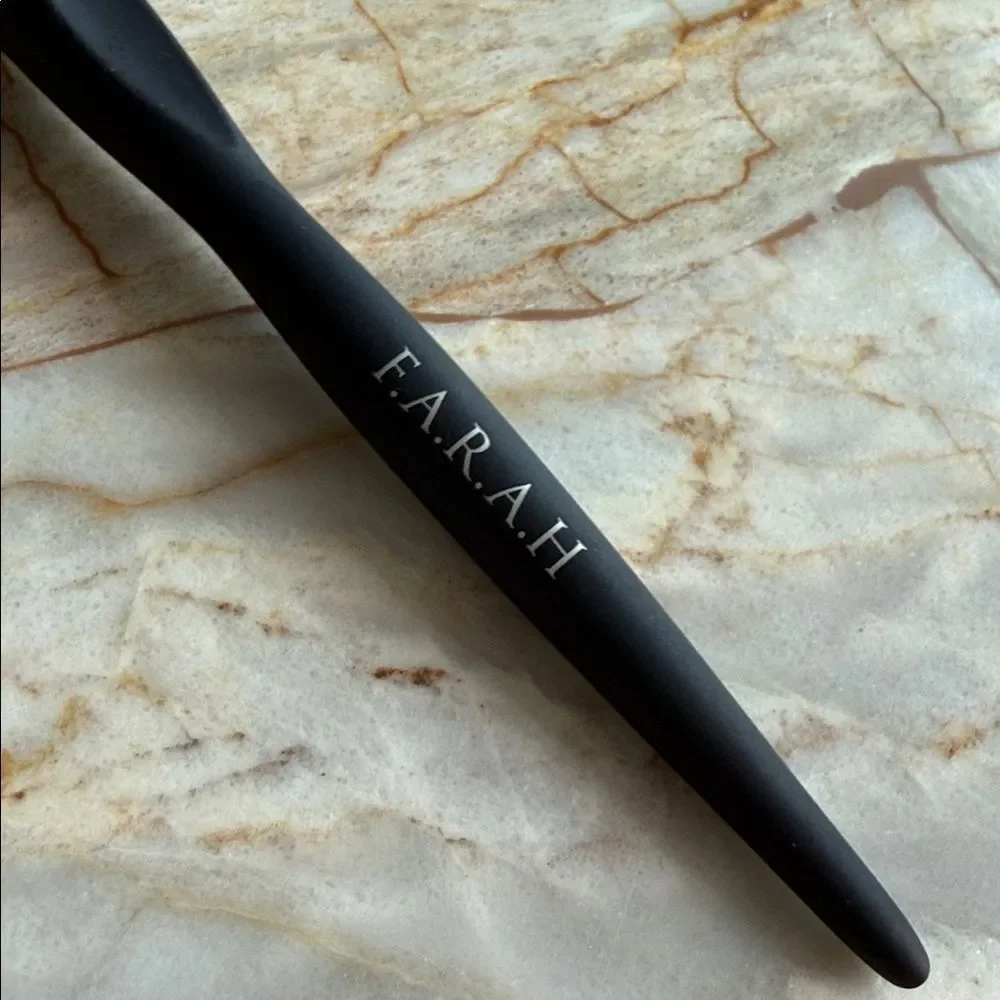 FARAH Cheeky End 218 Tapered Blush and Bronzer Face Brush Black Handle